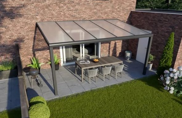 Moderne Terrasse mit Glasdach, Essbereich und gepflegtem Garten.