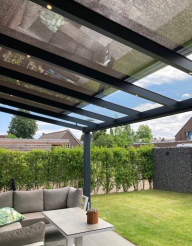 Terrasse mit Überdachung, Sitzbereich und Blick auf den Garten.